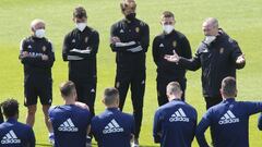 Juan Ignacio Mart&iacute;nez habla con sus jugadores antes del entrenamiento de esta ma&ntilde;ana.