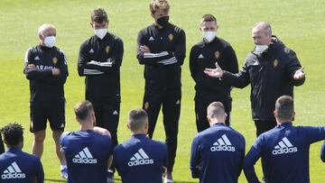 Juan Ignacio Mart&iacute;nez habla con sus jugadores antes del entrenamiento de esta ma&ntilde;ana.