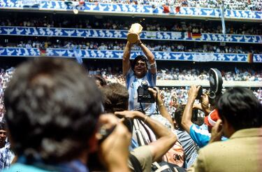 En México, una Argentina comandada por el genio Maradona se sumó a la lista de selecciones con un Mundial en sus vitrinas en 1986. Ocurrió en el Estadio Azteca, donde derrotó a la histórica y siempre difícil Alemania, en el que fue el segundo subcampeonato mundialista consecutivo para los germanos. Por ello, parecía que la tercera estrella se resistía hasta que...