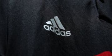 Adidas presenta la segunda equipación de alemania para el Mundial de Brasil 2014. El equipo del entrenador Joachim Löw jugará por primera vez con camisetas con rayas horizontales negras y rojas.