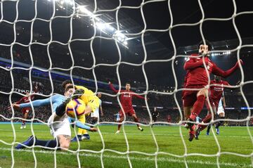 John Stones despejando un balón en la lí­nea de gol de su  porterí­a.­a.