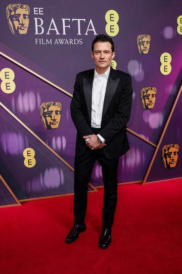 Orlando Bloom posa en la alfombra roja de los premios BAFTA 2025 celebrados en el Royal Festival Hall del Southbank Centre de Londres.