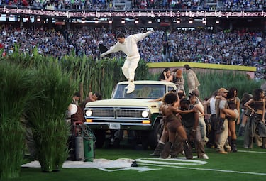 Benito Antonio Martínez Ocasio ofreció una actuación íntegramente en español, cargada de simbolismo puertorriqueño, invitados sorpresa y un mensaje de identidad y unidad cultural. 
Su impacto fue histórico: se convirtió en el primer solista latino en encabezar el "halftime show", consolidando la música latina como fuerza central en el mayor escenario mediático del mundo.