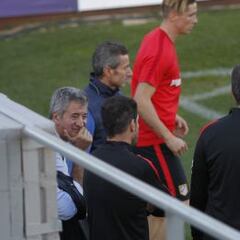 Gil Marín visitó a la plantilla del Atlético en el entrenamiento