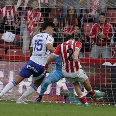 Un gol de Rosas marca la diferencia en un duelo desigual