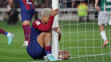 Barcelona's Uruguayan defender #04 Ronald Araujo reacts during the Spanish league football match between FC Barcelona and Deportivo Alaves at the Estadi Olimpic Lluis Companys in Barcelona on November 12, 2023. (Photo by LLUIS GENE / AFP)