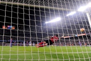 Barcelona's Argentinian forward Lionel Messi (L) shoots a penalty kick to score a goal  during the Spanish league football match FC Barcelona vs CD Leganes at the Camp Nou stadium in Barcelona on February 19, 2017. / AFP PHOTO / Josep Lago