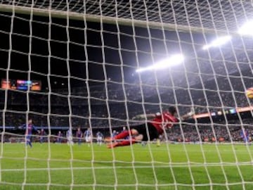 Barcelona's Argentinian forward Lionel Messi (L) shoots a penalty kick to score a goal  during the Spanish league football match FC Barcelona vs CD Leganes at the Camp Nou stadium in Barcelona on February 19, 2017. / AFP PHOTO / Josep Lago