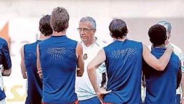 <b>CONCENTRACIÓN. </b>Manzano prepara a sus jugadores para el debut liguero ante el Xerez.