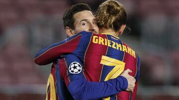 Messi y Griezmann, abrazados en un partido.