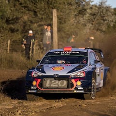 Dani Sordo pierde sus opciones tras tocar con una piedra