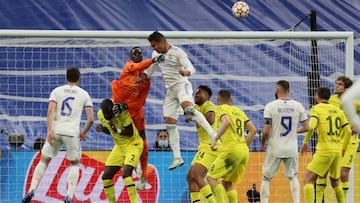 Casemiro intenta un remate de cabeza pero despeja Mendy.