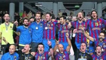 <b>OTRO TÍTULO. </b>La plantilla del Barcelona celebra su segundo título de la temporada.
