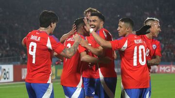 Futbol, Chile vs Paraguay.
Partido amistoso 2024.
El jugador de Chile Victor Davila, centro, celebra su gol contra Paraguay durante el partido amistoso disputado en el estadio Nacional de Santiago, Chile.
11/06/2024
Jonnathan Oyarzun/Photosport
Football, Chile vs Paraguay.
2024 friendly match.
Chile's player Victor Davila, center, celebrates his goal against Paraguay during the friendly match at the Nacional stadium in Santiago, Chile.
11/06/2024
Jonnathan Oyarzun/Photosport