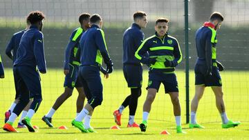 ST ALBANS, ENGLAND - MARCH 06: Alexis Sanchez of Arsenal (2R) warms up with his team mates during a training session at London Colney on March 6, 2017 in St Albans, England. (Photo by Dan Mullan/Getty Images)