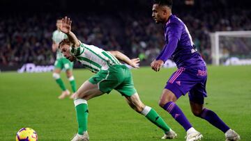 Canales y Boufal pelean por una pelota en el partido entre el Betis y el Celta.