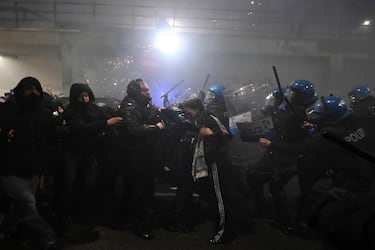La gente se enfrenta a la policía durante una protesta contra el impacto ambiental, económico y social de los Juegos Olímpicos de Invierno de Milán-Cortina 2026.