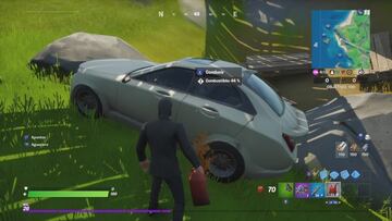 El coche no tiene combustible, pero justo al lado siempre aparecerá una lata de gasolina