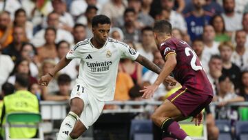 Soccer Football - LaLiga - Real Madrid v Real Valladolid - Santiago Bernabeu, Madrid, Spain - August 25, 2024 Real Madrid's Rodrygo in action with Real Valladolid's Lucas Rosa REUTERS/Violeta Santos Moura