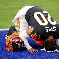 What was the conflict between Eli Apple and Tyreek Hill, now teammates with the Miami Dolphins?