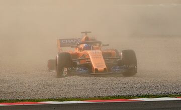 La rueda trasera derecha del McLaren de Fernando Alonso se salió, lo que provocó la bandera roja en pista.