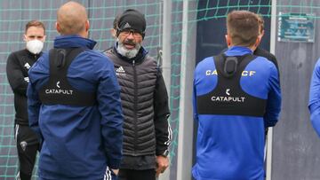 Cervera charla con los jugadores del Cádiz.