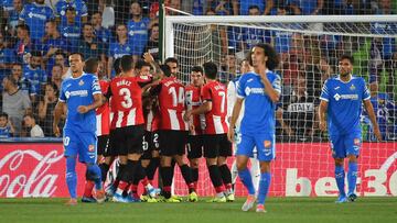 Raúl García celebra el gol.