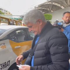 ‘Tuca’ Ferretti arribó a la CDMX y se fue en taxi a las oficinas de Cruz Azul