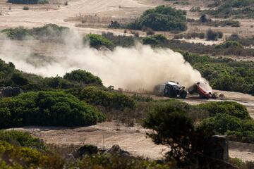 El piloto madrileño sufrió un tremendo accidente al ser embestido por el piloto Johan Kristofferson durante el Rally de Cerdeña. Sainz, pudo salir por su propio pie. 