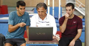 Torrijos, Álvarez y Cáceres analizan sus saltos.