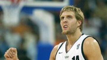 <b>LETAL.</b> Dirk Nowitzki dejó patente que es uno de los mejores jugadores del mundo con una canasta para la historia a falta de tres segundos.
