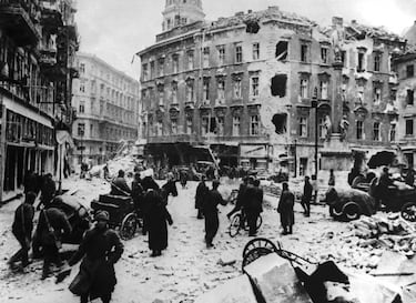Durante la Segunda Guerra Mundial, Budapest fue escenario de una de las batallas urbanas más largas y sangrientas del conflicto. Entre finales de octubre de 1944 y el 13 de febrero de 1945, la ciudad fue sitiada por el Ejército Rojo, que buscaba expulsar a las fuerzas alemanas y húngaras que la defendían. La ofensiva soviética rodeó completamente Budapest en Navidad, convirtiéndola en una trampa mortal para soldados y civiles.

La lucha se desarrolló calle por calle, con combates intensos en túneles, edificios y ruinas. Los intentos alemanes de romper el cerco fracasaron, y la resistencia se prolongó hasta el último cartucho. Se estima que murieron más de 80.000 soldados y 38.000 civiles, muchos de ellos por bombardeos, ejecuciones o deportaciones forzadas.

La ciudad quedó devastada: puentes como el de las Cadenas fueron destruidos, barrios enteros arrasados, y miles de personas quedaron sin hogar. Budapest fue finalmente tomada por los soviéticos el 13 de febrero de 1945, en una victoria que allanó el camino hacia Viena y Berlín. La batalla dejó una huella profunda en la historia de Hungría, comparable en intensidad y destrucción a las de Stalingrado y Berlín.