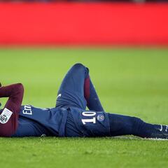 PSG: Neymar tiene esguince y fisura del 5º metatarsiano
