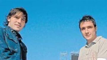 <b>COMPLEMENTARIOS. </b>David Generelo y Ángel Morales posaron para AS sobre el césped del Nou Estadi, donde jugarán mañana.