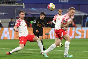 El malagueño saca un zurdado entre los jugadores del Leipzig, Willi Orban y Lukas Klost