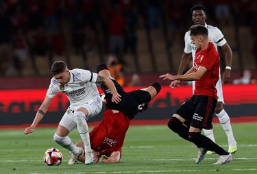 Fede Valverde de zafa de los contrarios.