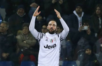 Juventus' Gonzalo Higuain used to be a hero in Naples.