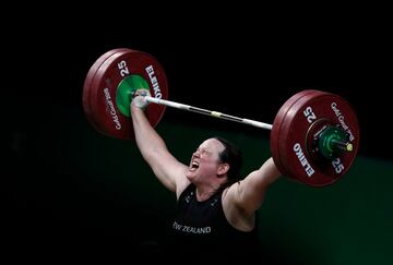 La neozelandesa Laurel Hubbard compite durante la final femenina de halterofilia de 90kg en los Juegos de la Commonwealth Gold Coast en 2018.