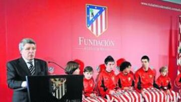<b>CON LOS NIÑOS. </b>Cerezo presentó ayer las escuelas de la Fundación.