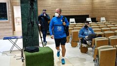 Jos&eacute; Alberto entrando en la sala de prensa de La Rosaleda.