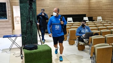 Jos&eacute; Alberto entrando en la sala de prensa de La Rosaleda.