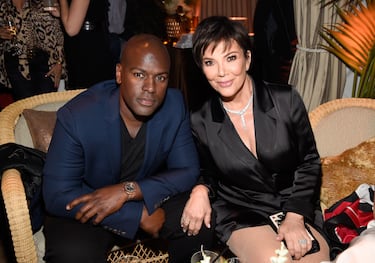 Kris Jenner y Corey Gamble han estado juntos desde 2014, cuando se conocieron en una fiesta organizada por Riccardo Tisci, diseñador de moda. A pesar de la diferencia de edad de 25 años, han mantenido una relación estable y han aparecido juntos en múltiples eventos y en el reality 'Keeping Up With the Kardashians'.

Corey Gamble es un gerente de talentos que ha trabajado con celebridades como Justin Bieber. Aunque su relación ha enfrentado rumores de compromiso y hasta de una boda secreta, no hay confirmación oficial de que estén casados. Al principio, algunos de los hijos de Kris Jenner no estaban completamente de acuerdo con la relación, pero con el tiempo han desarrollado un mejor vínculo.