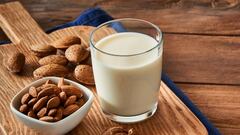 La leche vegetal, en especial la de almendras, es una de las principales alternativas a la leche de vaca, pero ¿es buena tomarla? Aquí los pros y contras.
