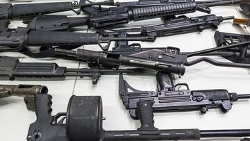 El juez federal, Roger Benítez, revocó la prohibición de las armas de asalto debido a que argumenta que viola el derecho constitucional a portar armas.