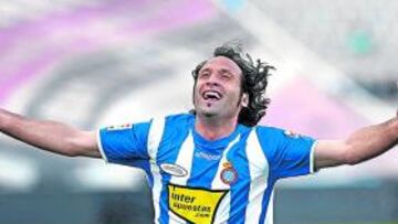 <b>INMENSAMENTE FELIZ. </b>Francisco Rufete celebró con el equipo y la hinchada la última victoria del equipo ante el Deportivo (3-1).