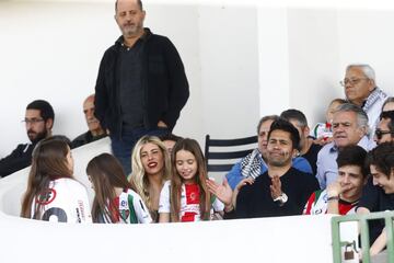 El jugador de PalestinoJose Luis Jimenez, junto a su cónyuge Maria Jose Lopez y sus hijos, durante el partido de primera division contra Deportes Temuco disputado en el estadio La Cisterna de Santiago, Chile.