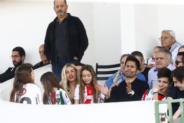 El jugador de PalestinoJose Luis Jimenez, junto a su cónyuge Maria Jose Lopez y sus hijos,  durante el partido de primera division contra Deportes Temuco disputado en el estadio La Cisterna de Santiago, Chile.