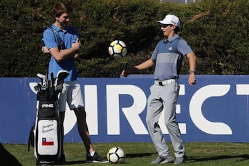 El golfista chileno Joaquin Niemann realiza visita a un entrenamiento del equipo de futbol de Universidad Catolica en el estadio San Carlos de Apoquindo de Santiago, Chile.