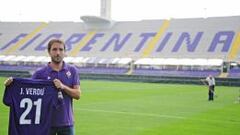 Joan Verd&uacute; posa con la camiseta de la Fiorentina en su presentaci&oacute;n.