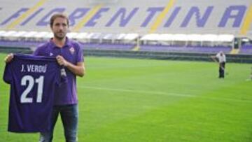 Joan Verdú posa con la camiseta de la Fiorentina en su presentación.